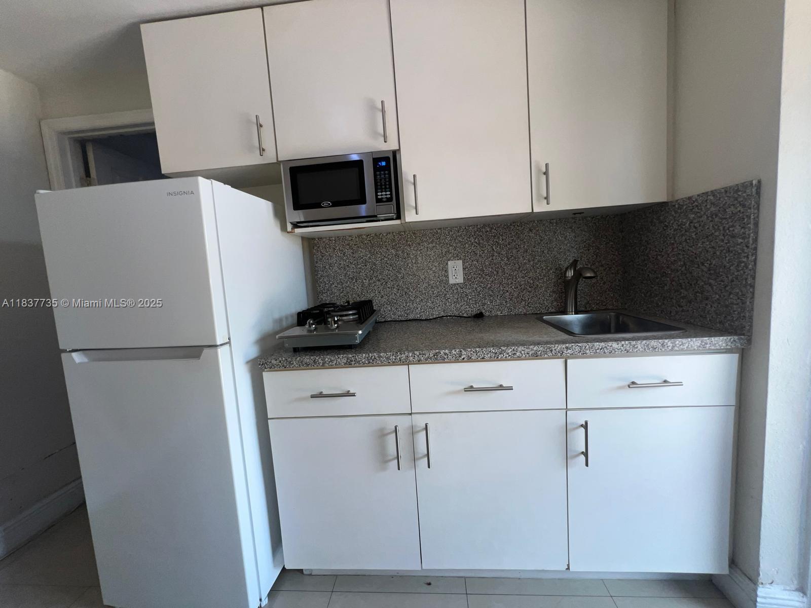 490 W 33rd Pl # A
