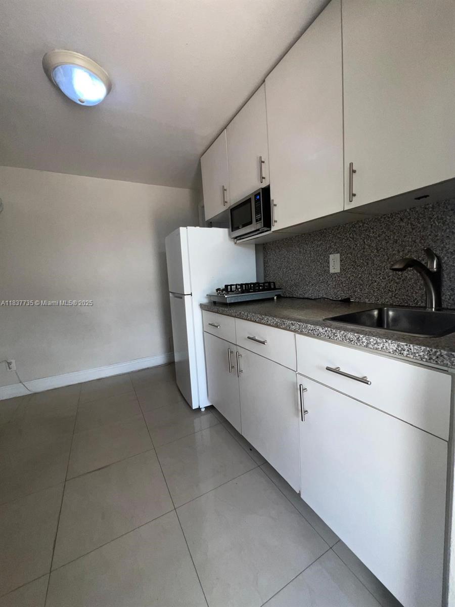 490 W 33rd Pl # A