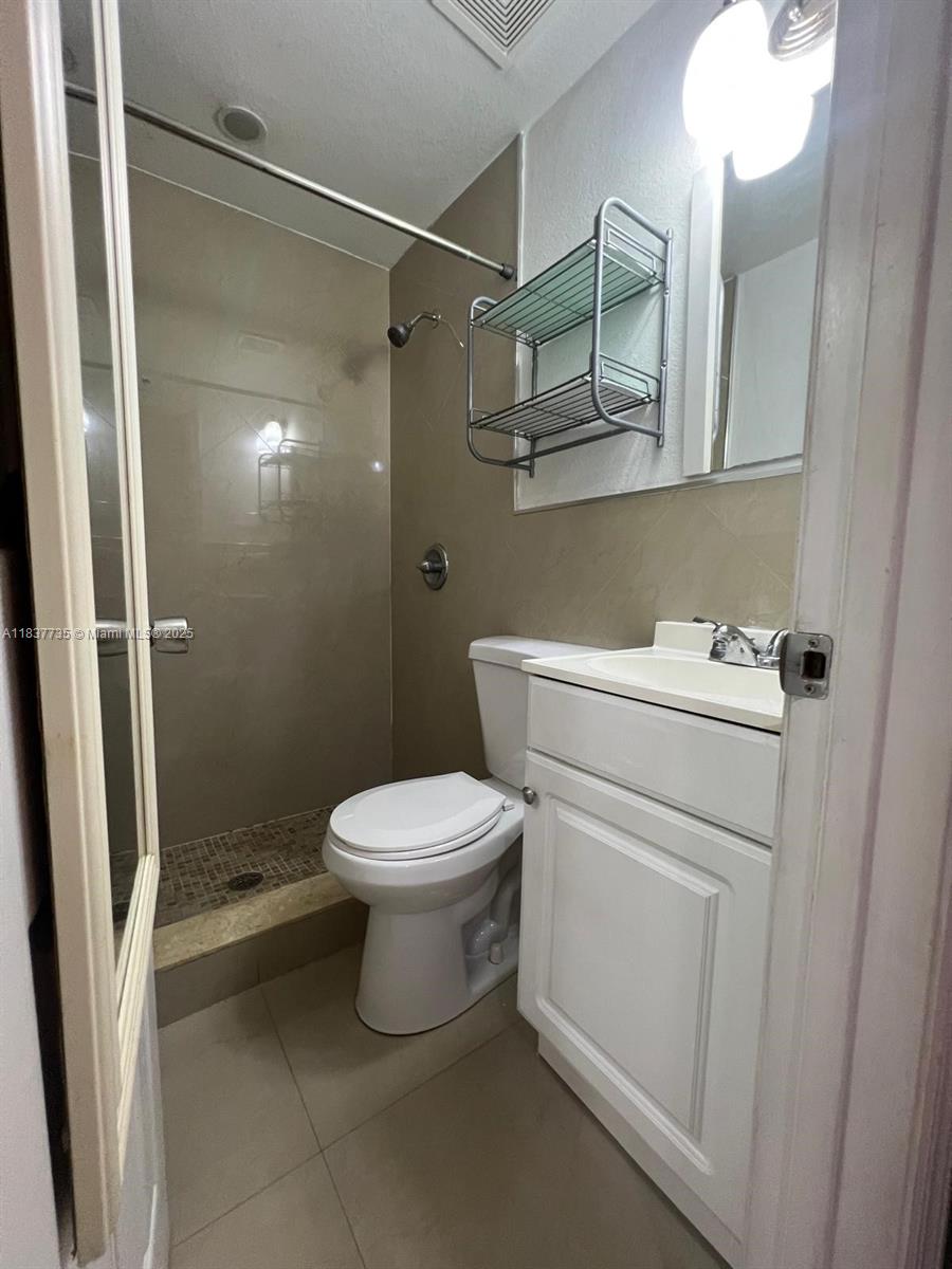 490 W 33rd Pl # A