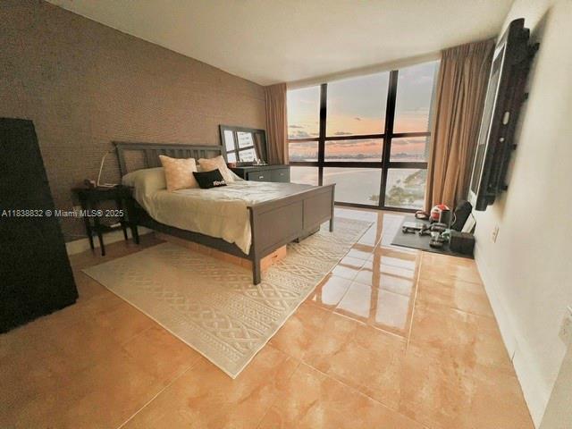 600 NE 36th St # 1220