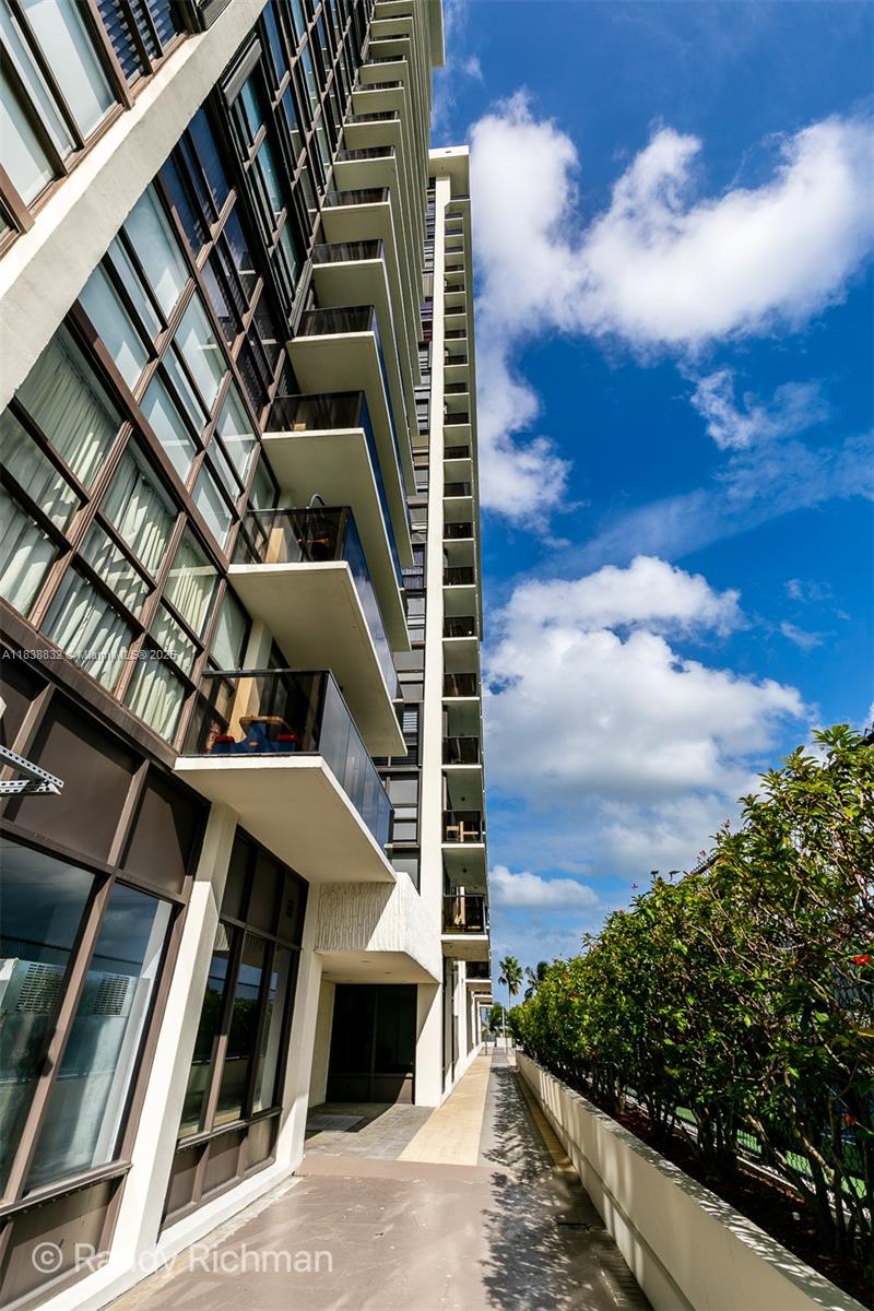 600 NE 36th St # 1220