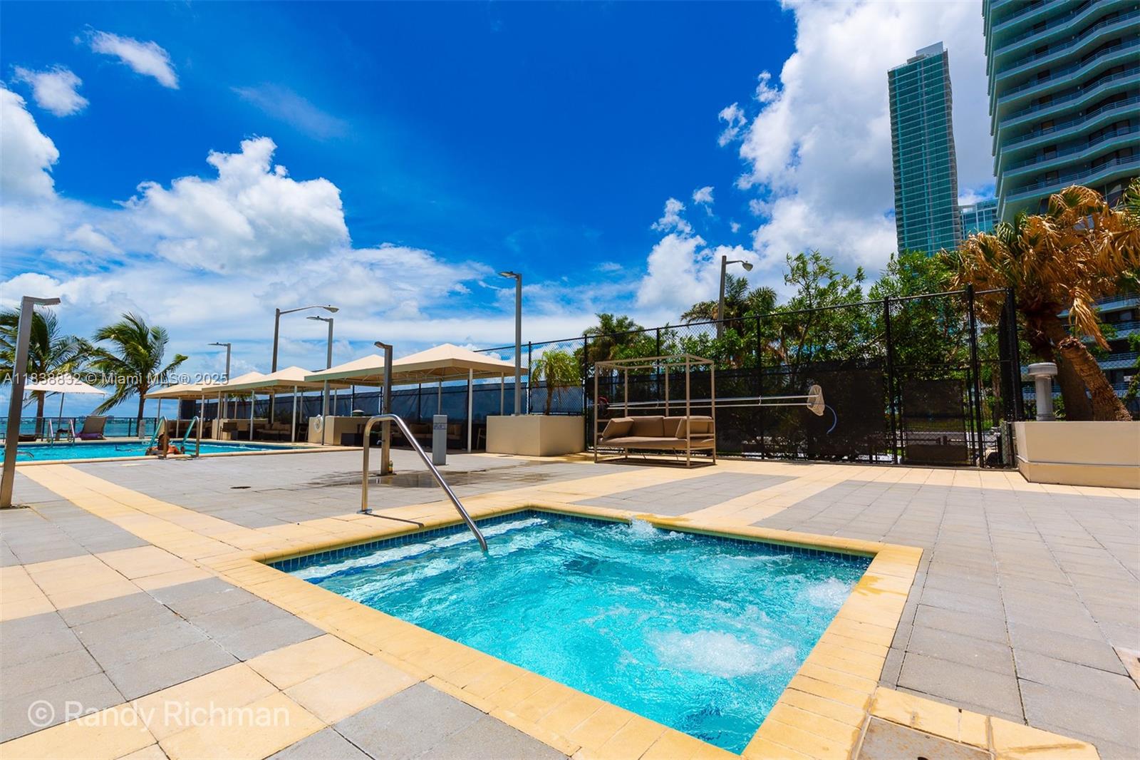 600 NE 36th St # 1220