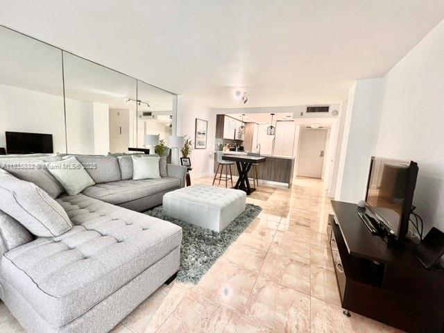 600 NE 36th St # 1220