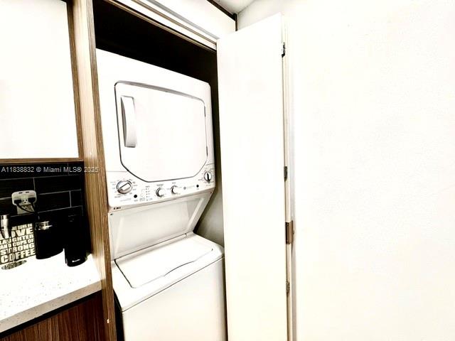 600 NE 36th St # 1220