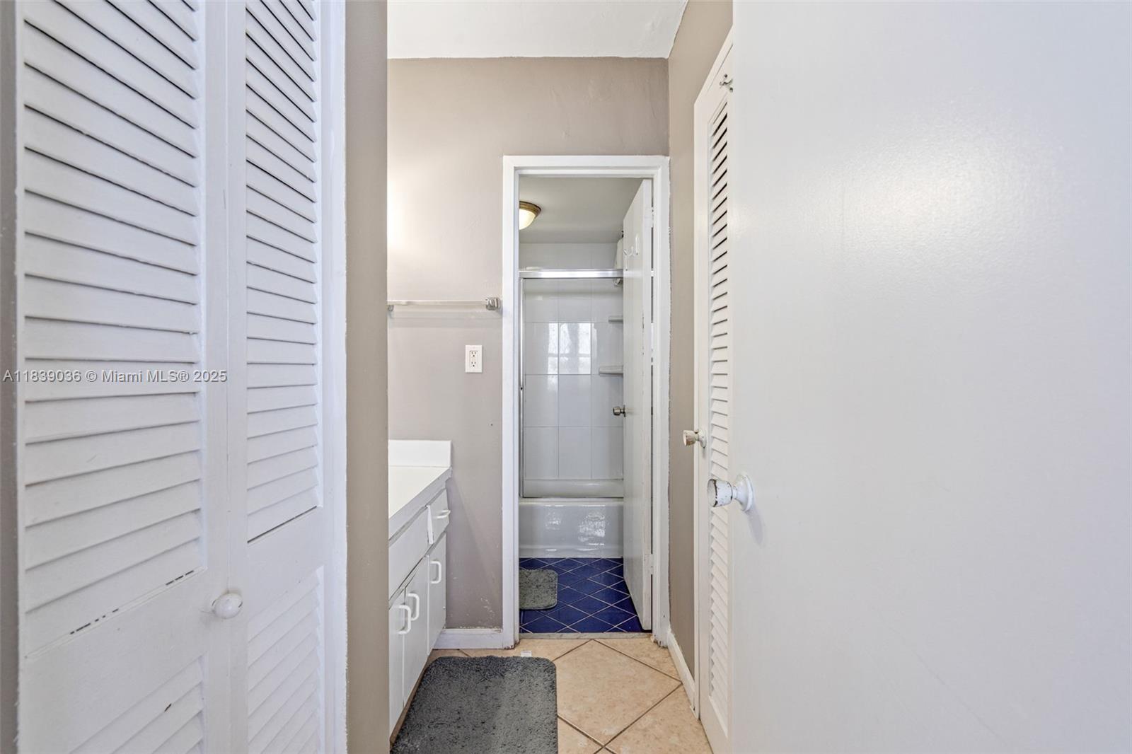 2899 Collins Ave # 931