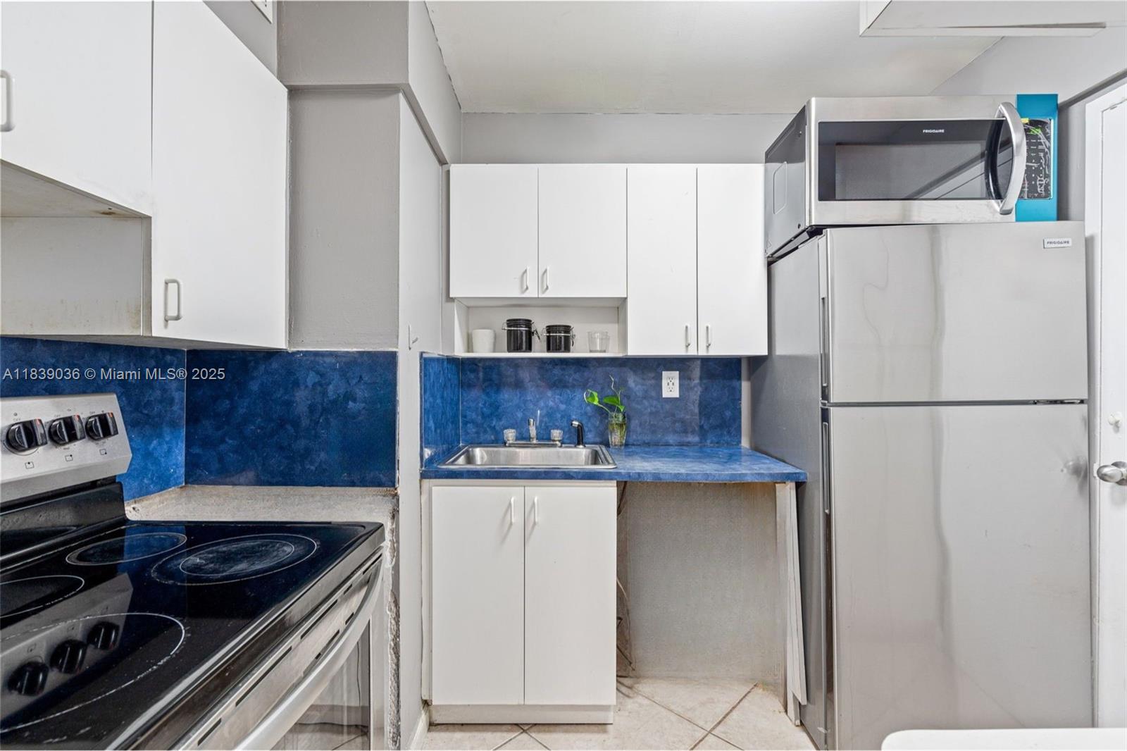 2899 Collins Ave # 931