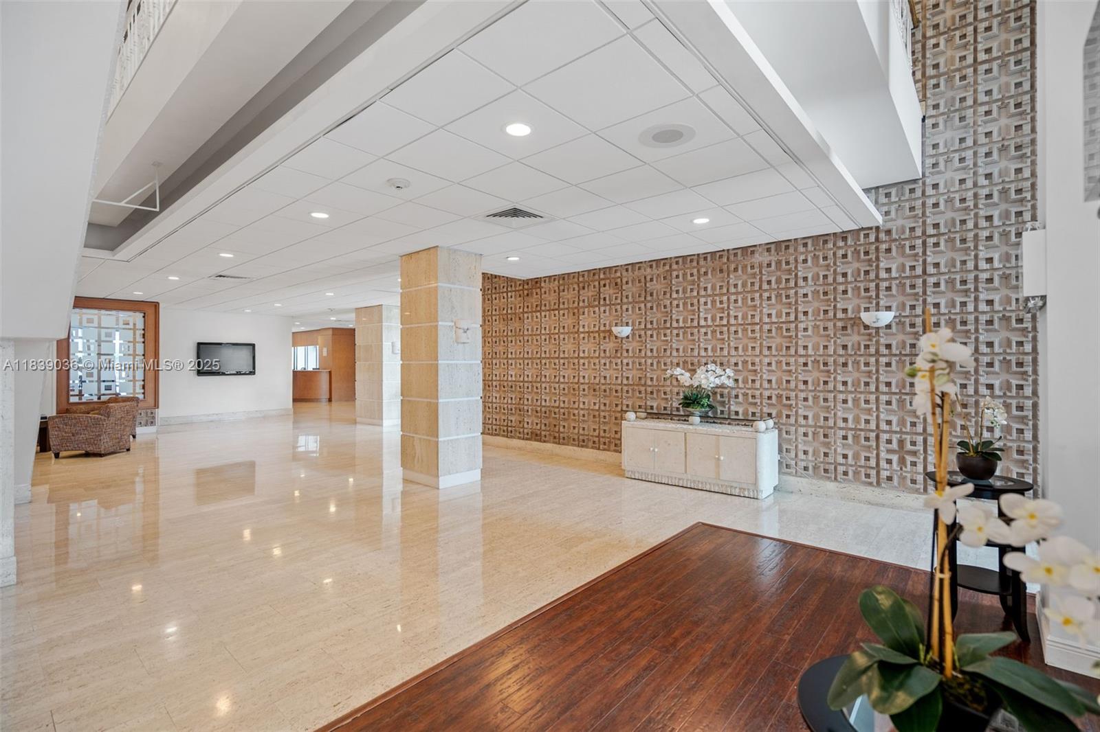 2899 Collins Ave # 931