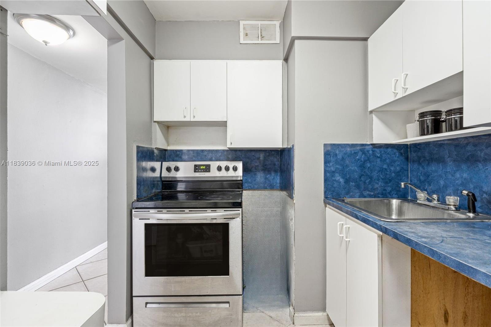 2899 Collins Ave # 931