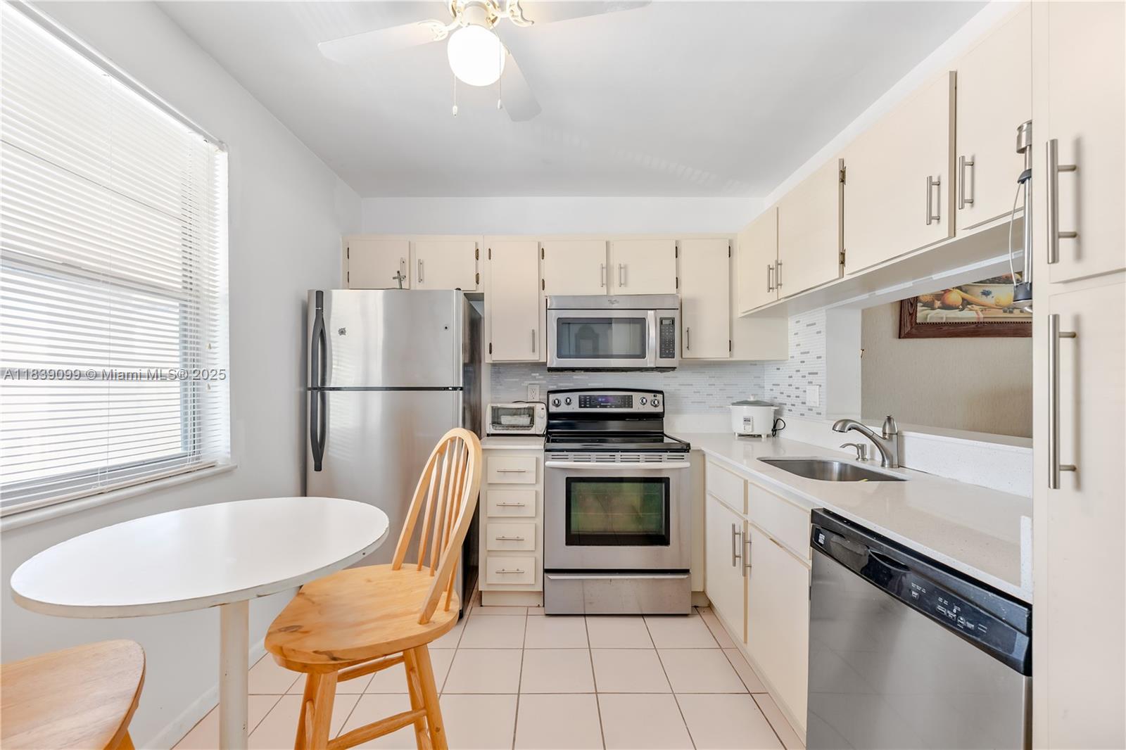 5560 Lakeside Dr # 204