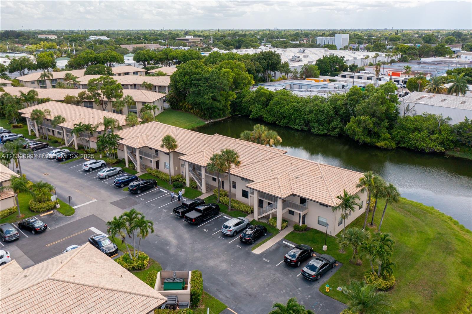 5560 Lakeside Dr # 204