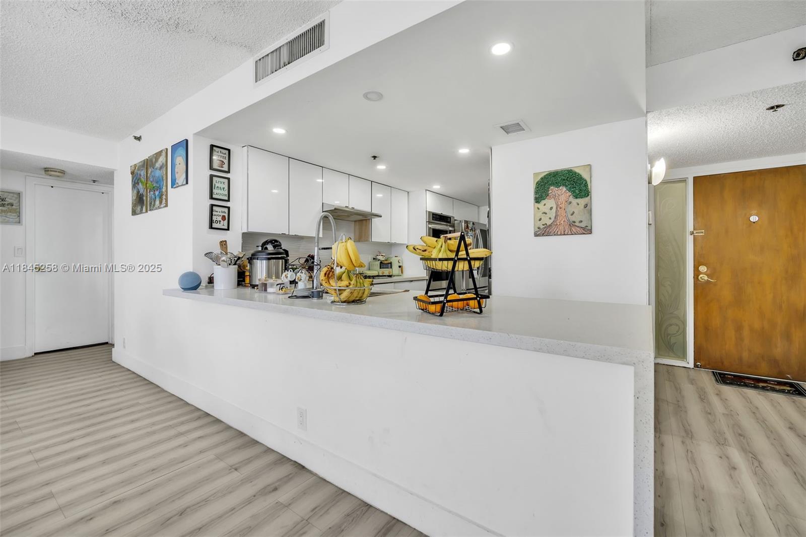 7601 E Treasure Dr # 611