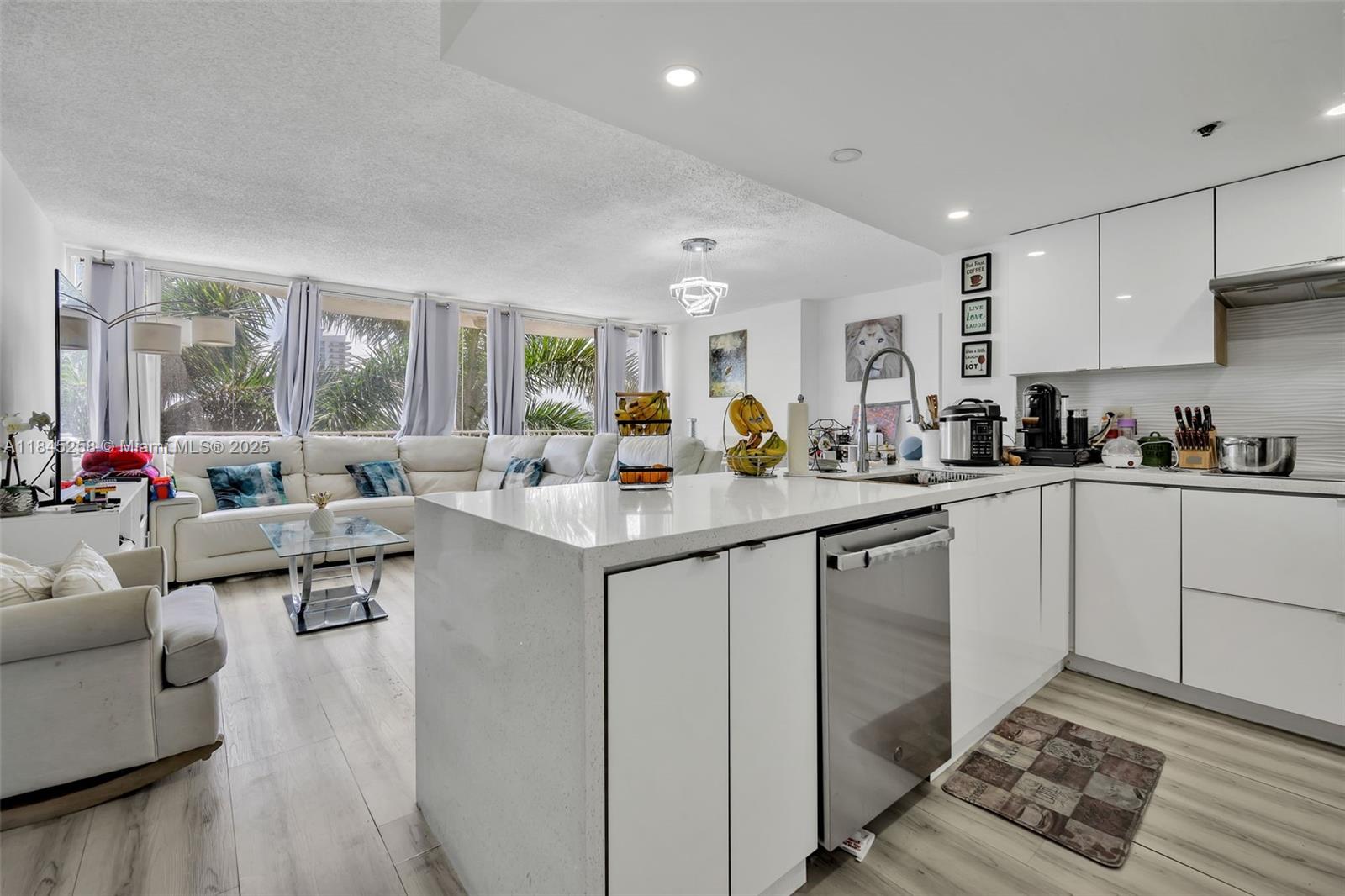7601 E Treasure Dr # 611