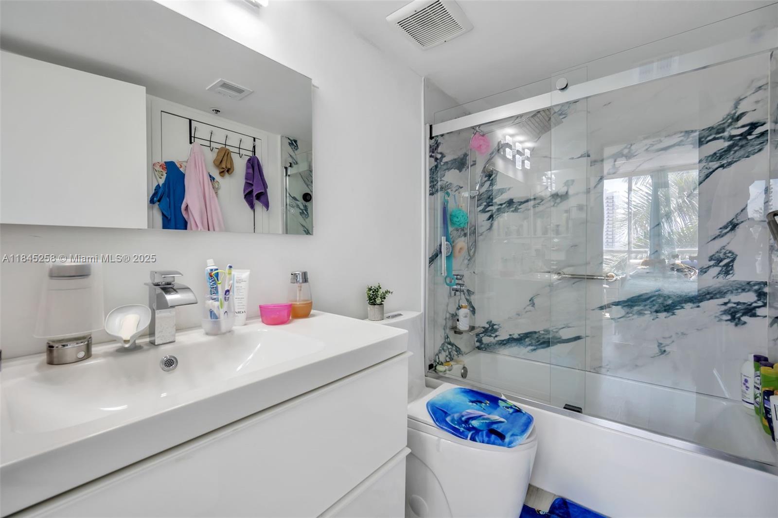 7601 E Treasure Dr # 611