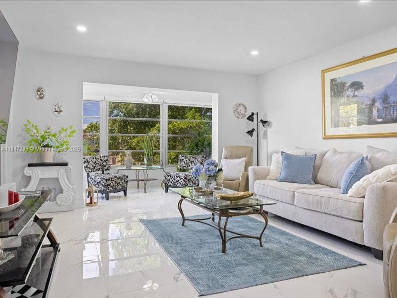 9330 Sunrise Lakes Blvd Unit: 304