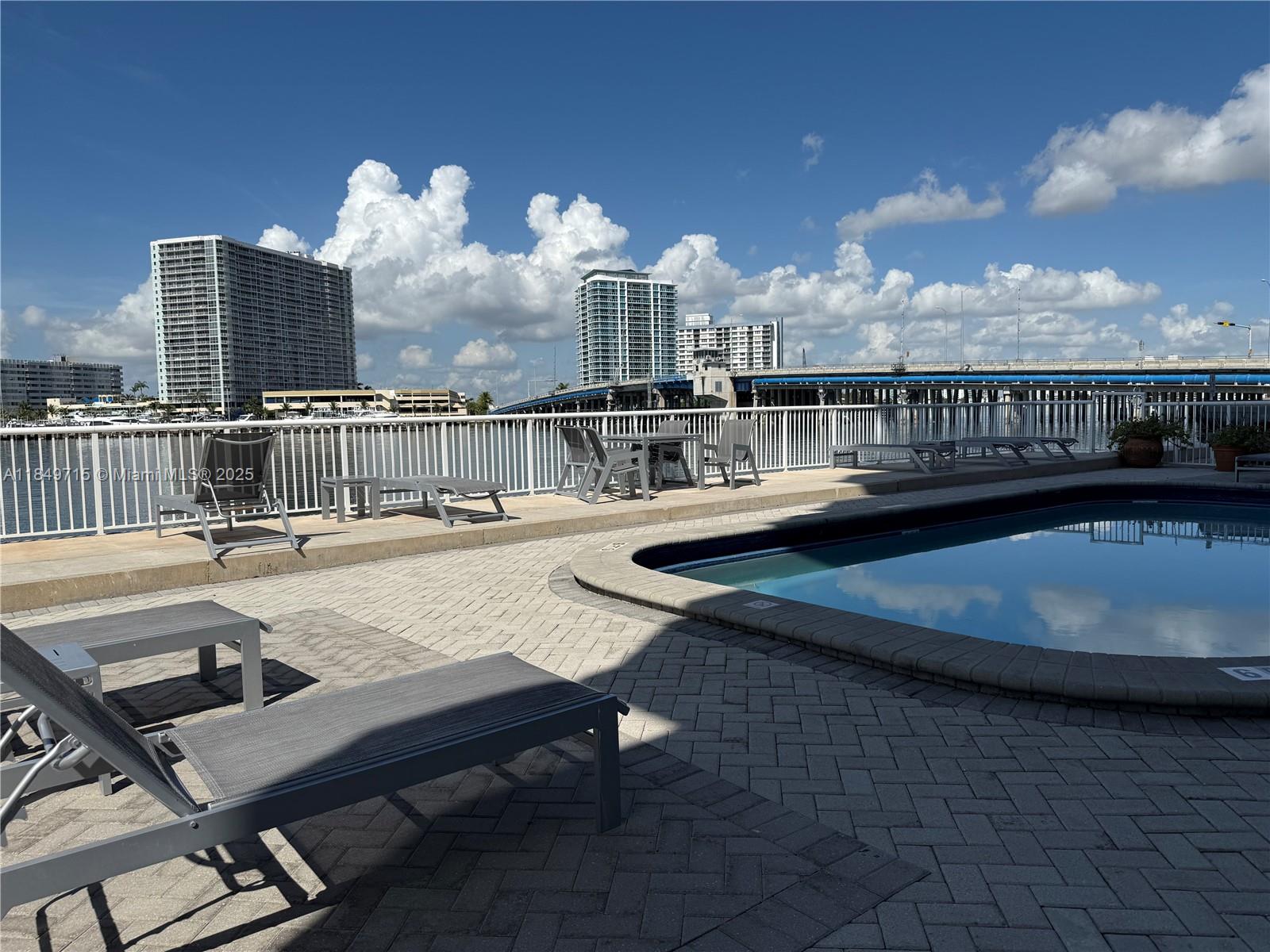 2016 Bay Dr # 202