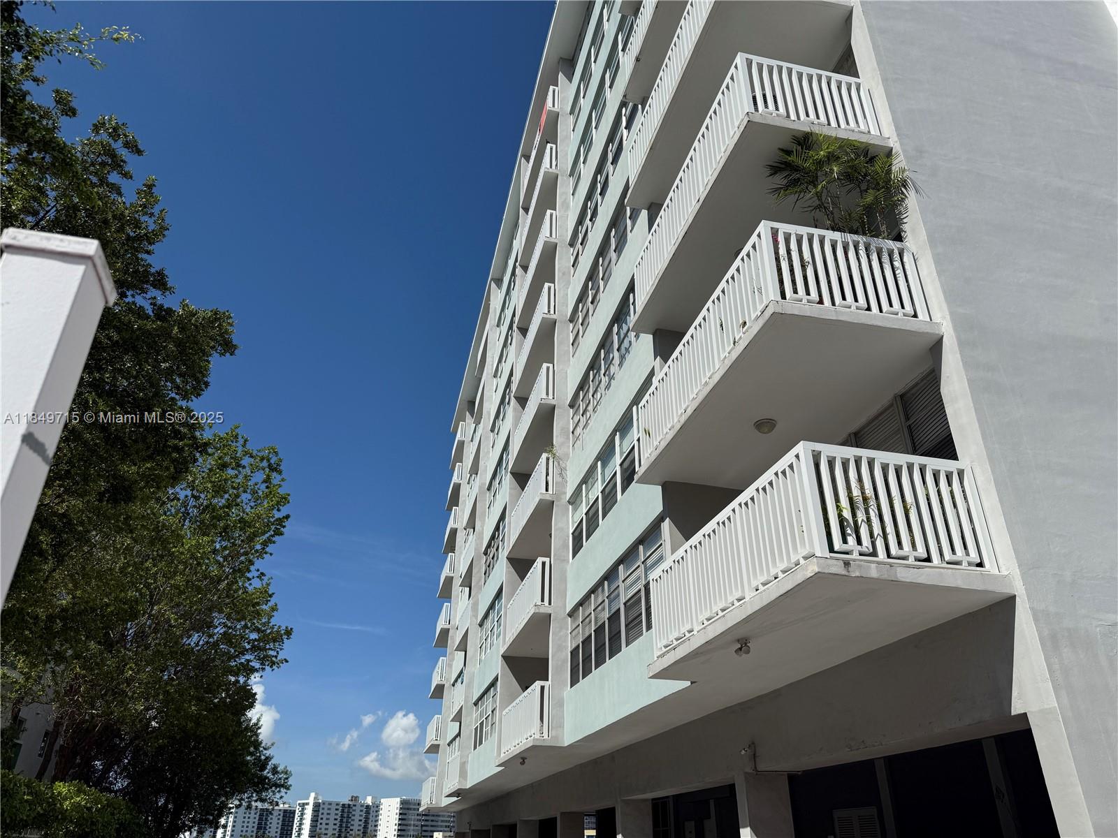 2016 Bay Dr # 202