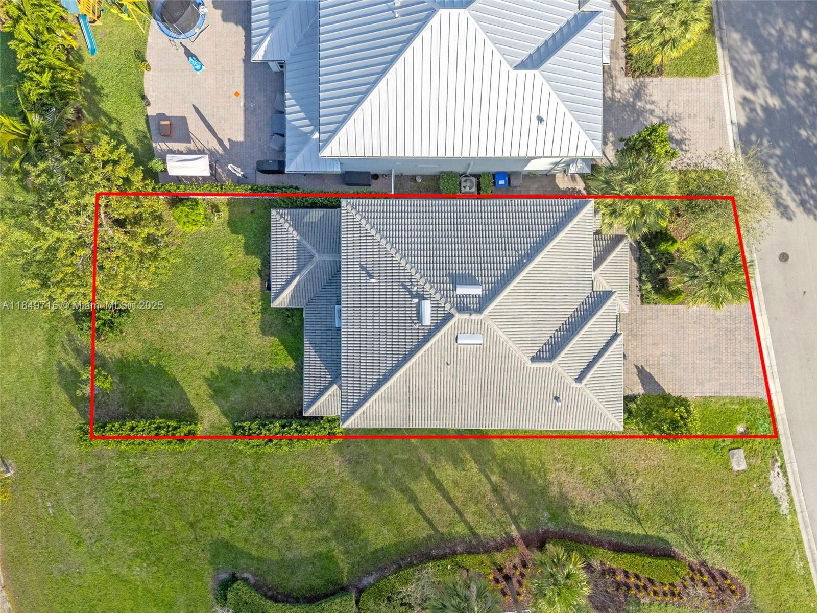 3813 Greenway Dr