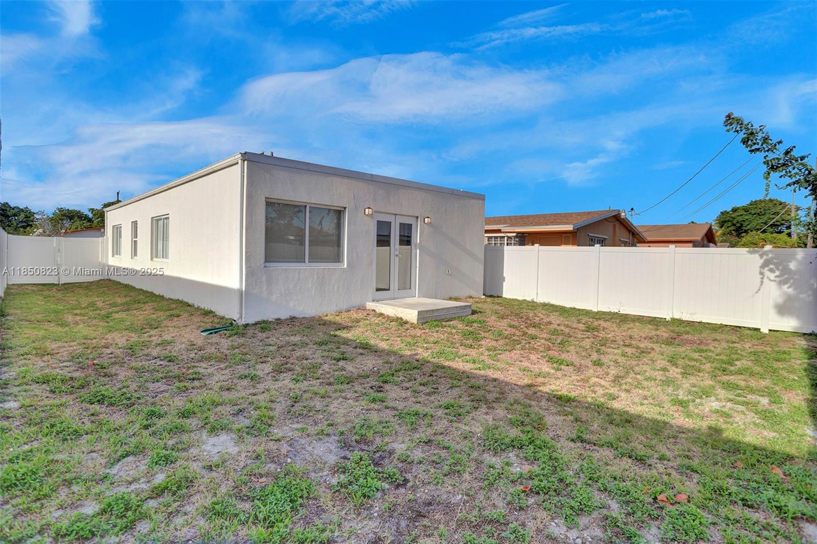 737 NW 4th St