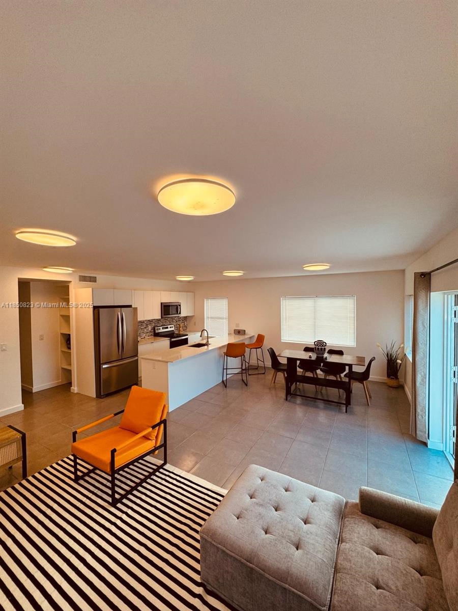 737 NW 4th St