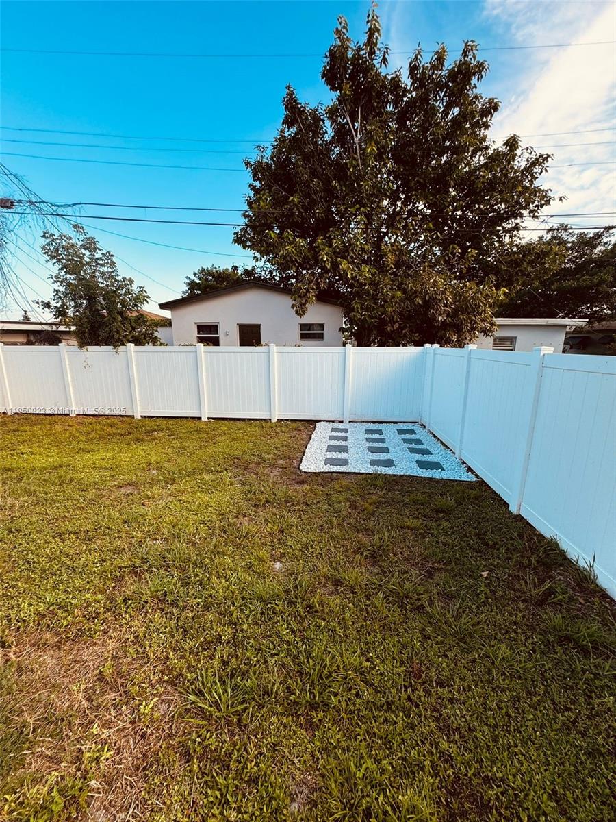 737 NW 4th St