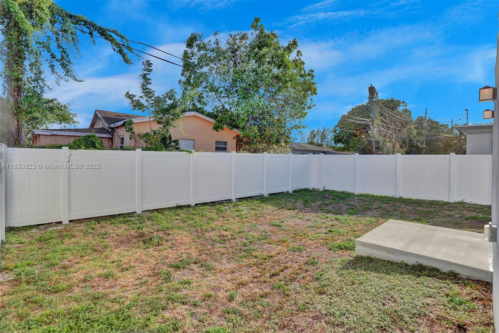 737 NW 4th St