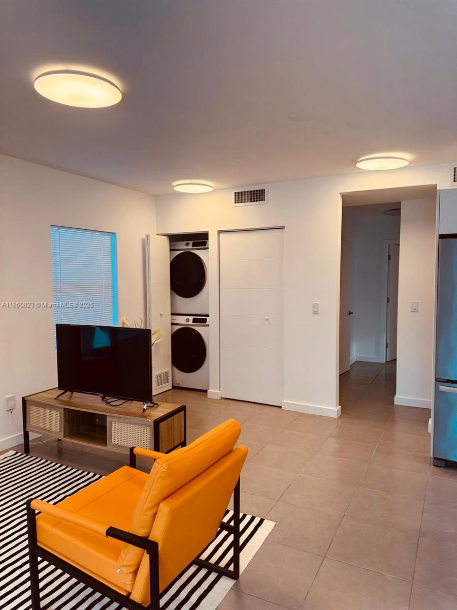 737 NW 4th St