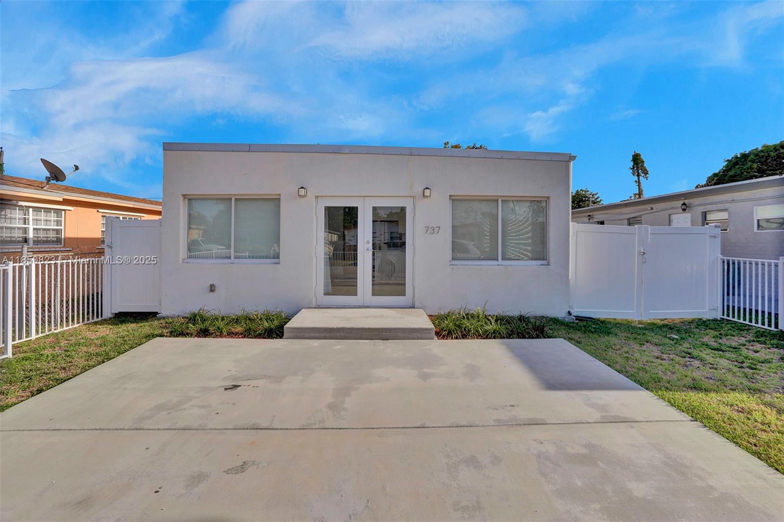 737 NW 4th St