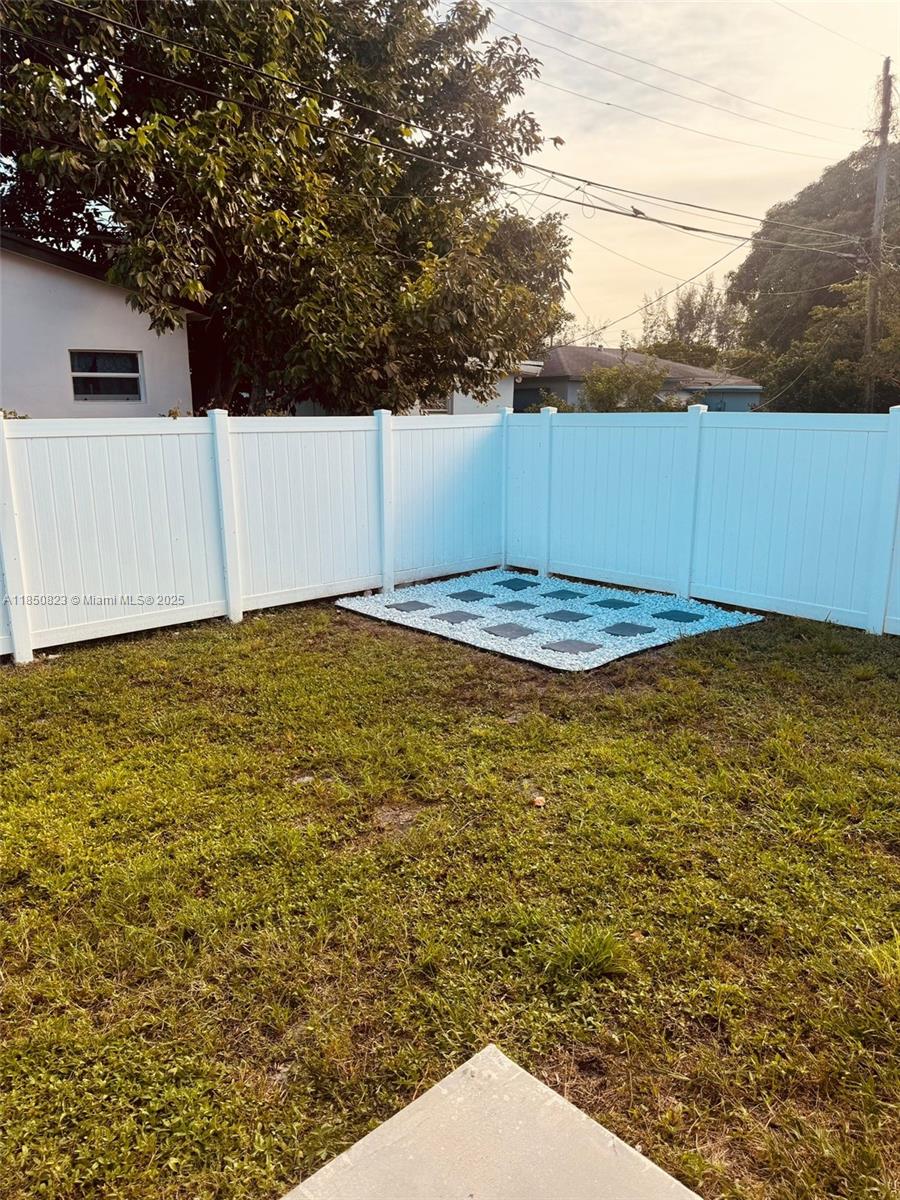 737 NW 4th St