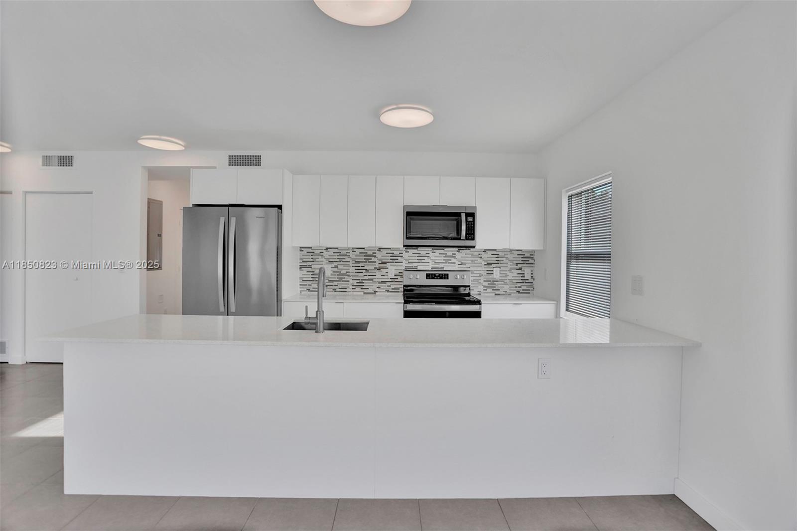 737 NW 4th St