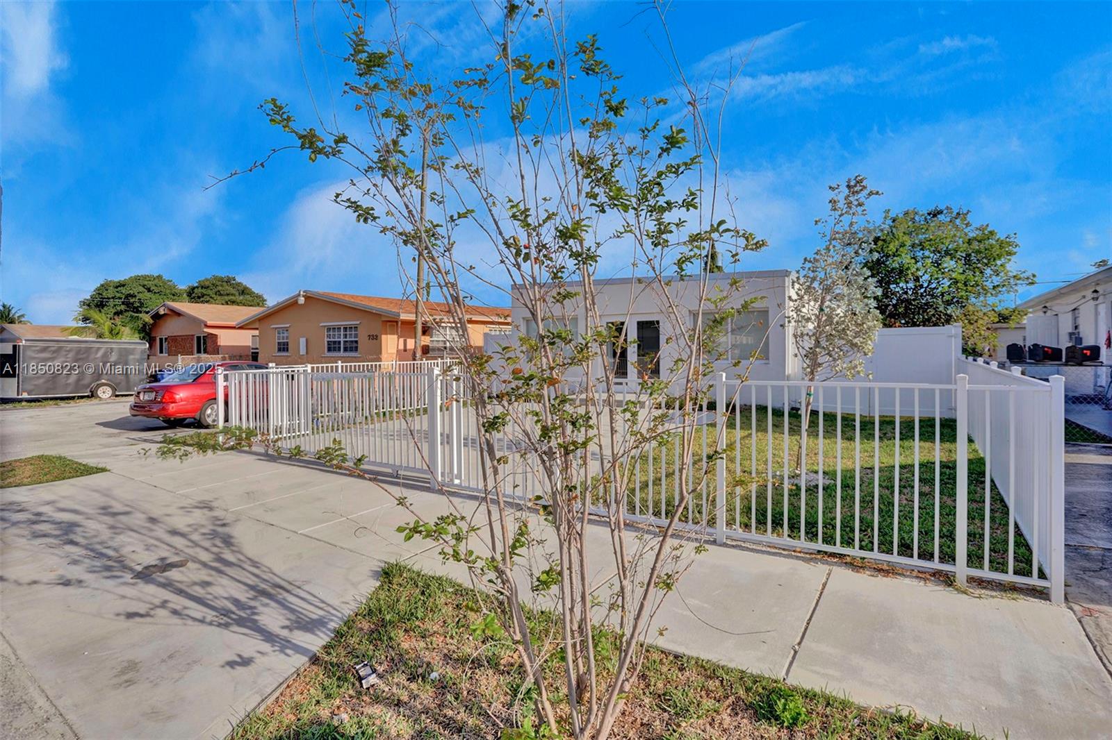 737 NW 4th St