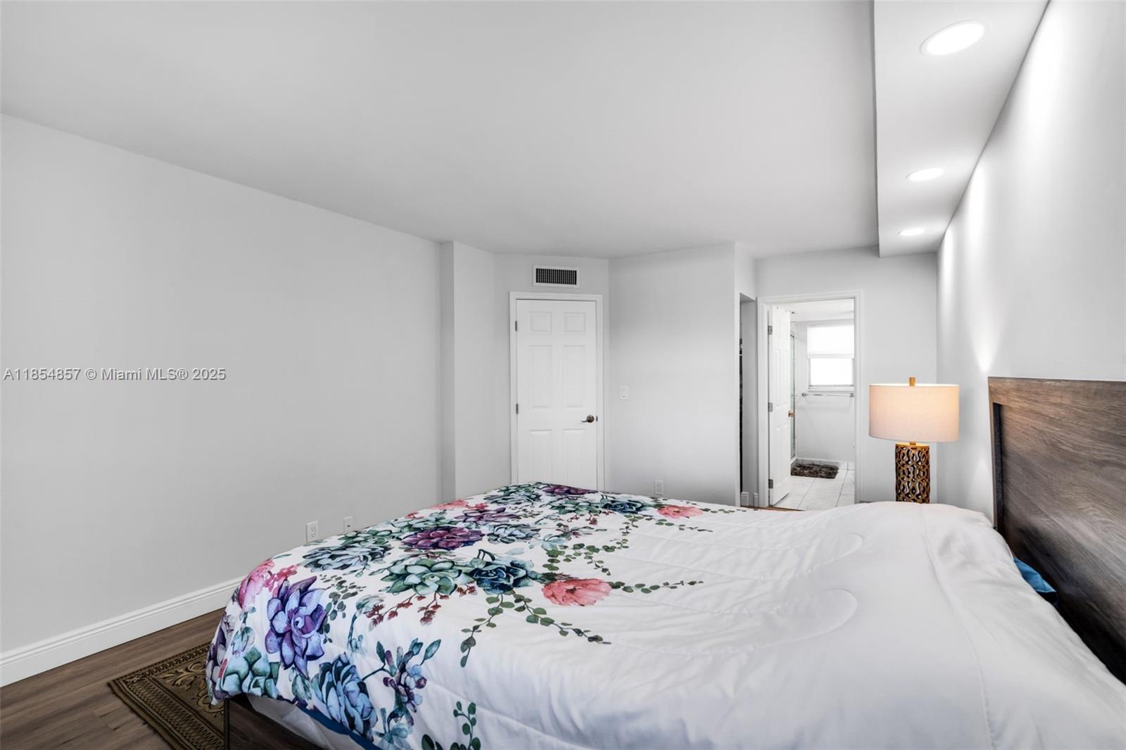 3524 Via Poinciana # 302