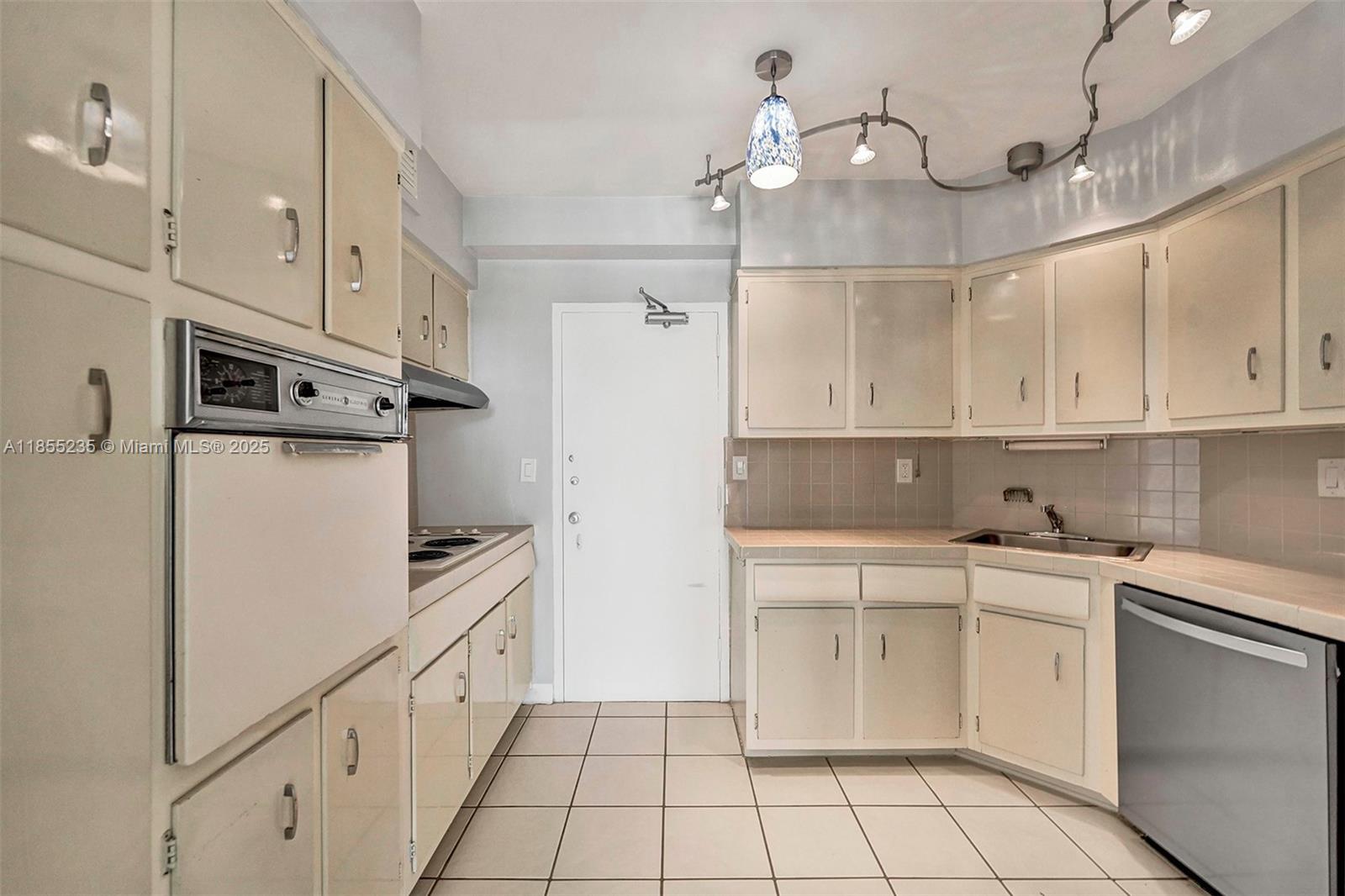 1430 Brickell Bay Dr # 206