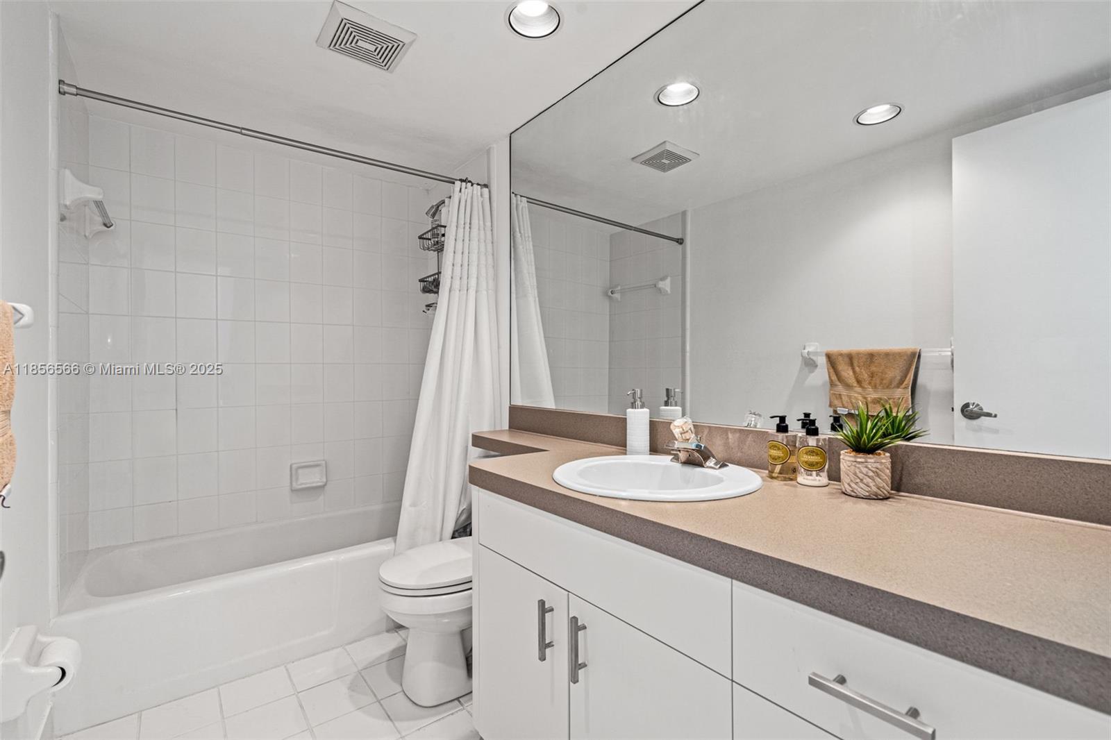 3121 NE 51st St # 203E