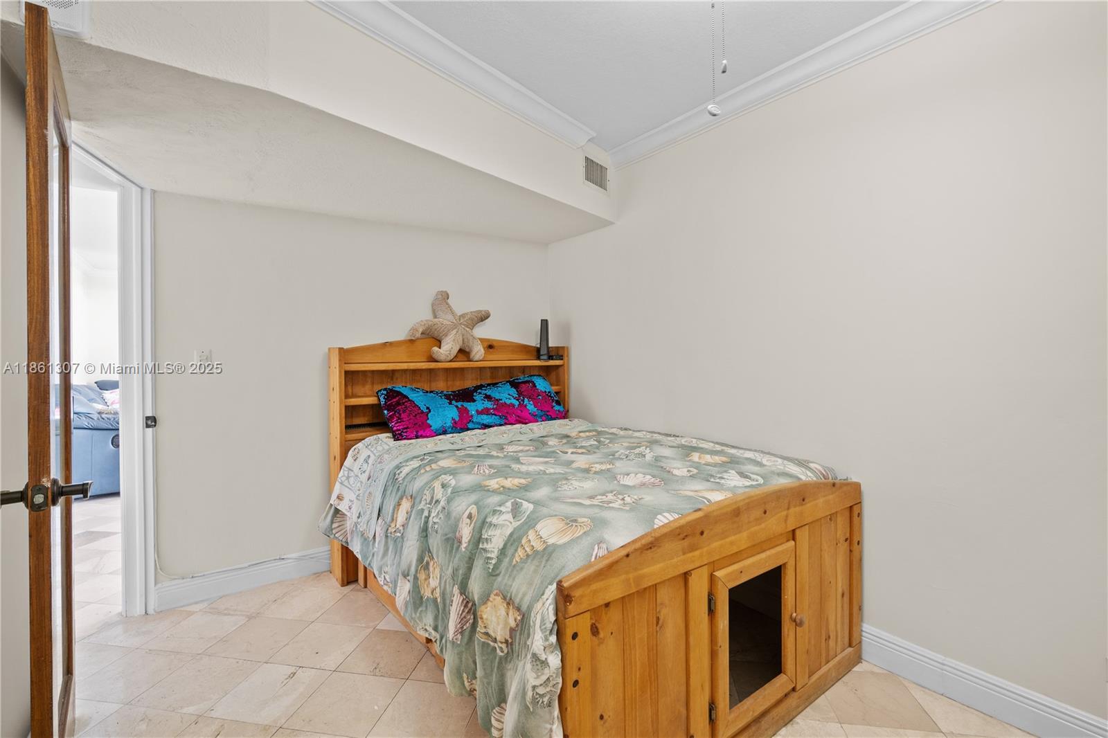 5005 Collins Ave # 615