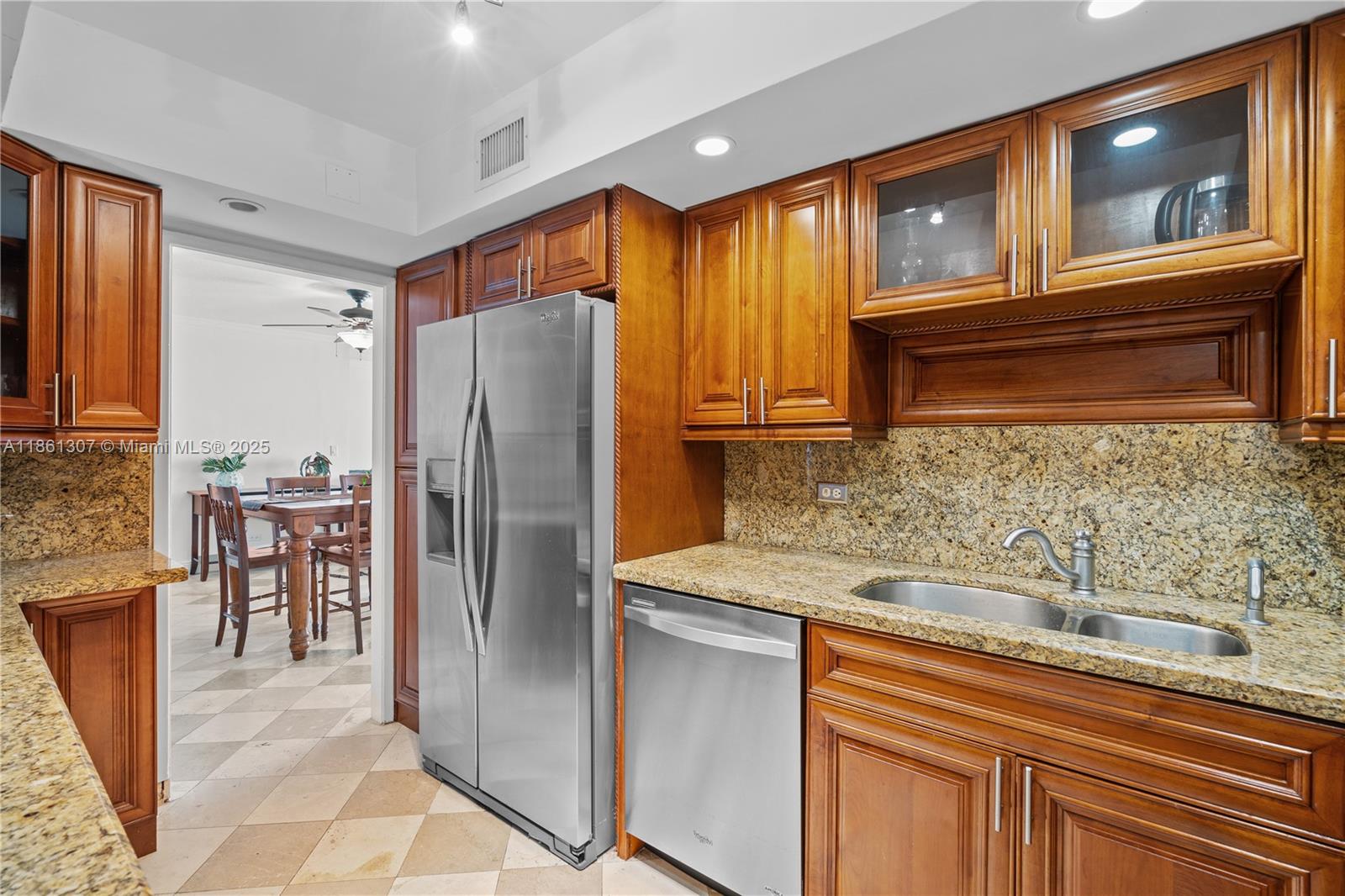 5005 Collins Ave # 615