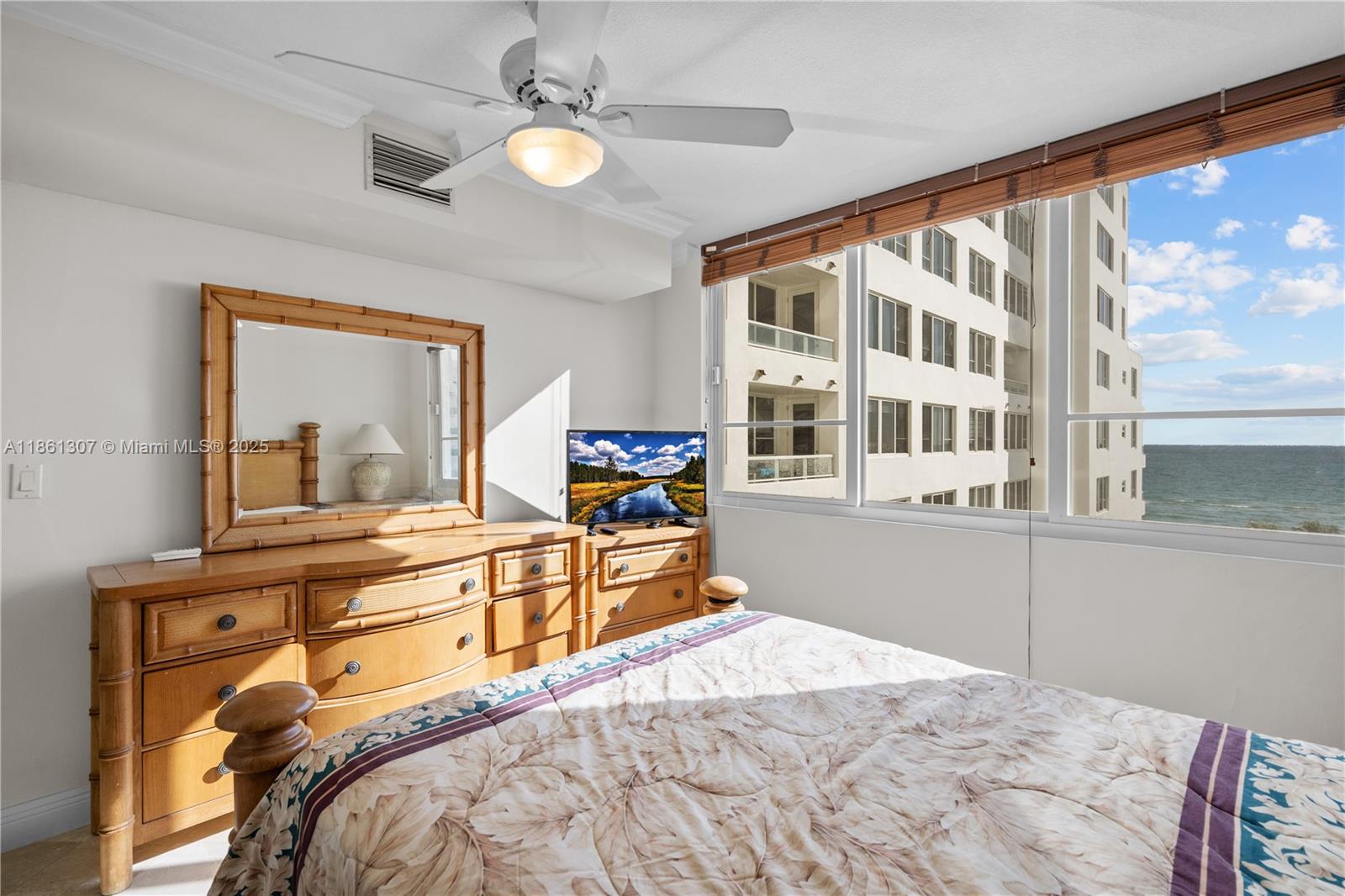 5005 Collins Ave # 615
