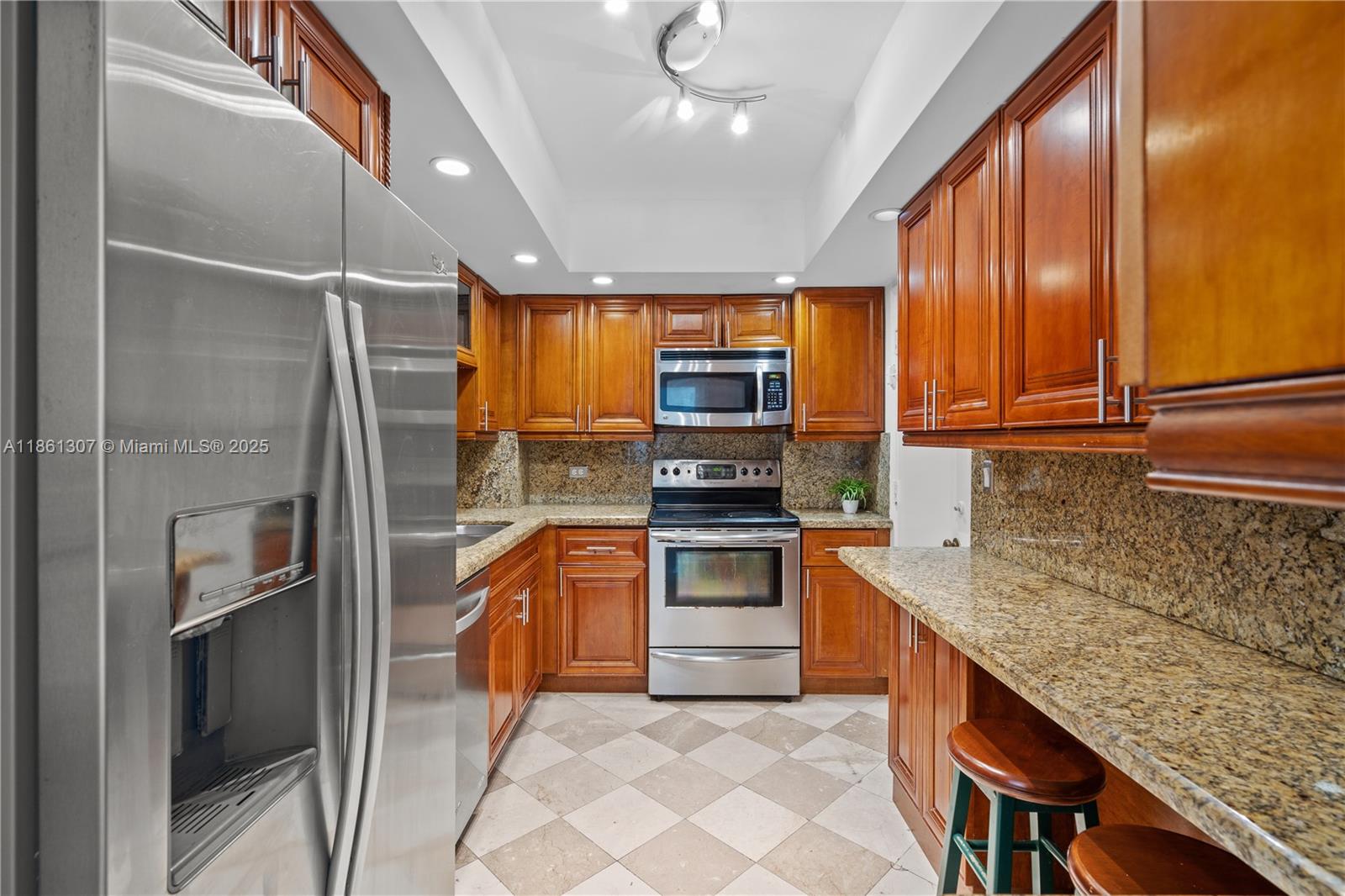 5005 Collins Ave # 615