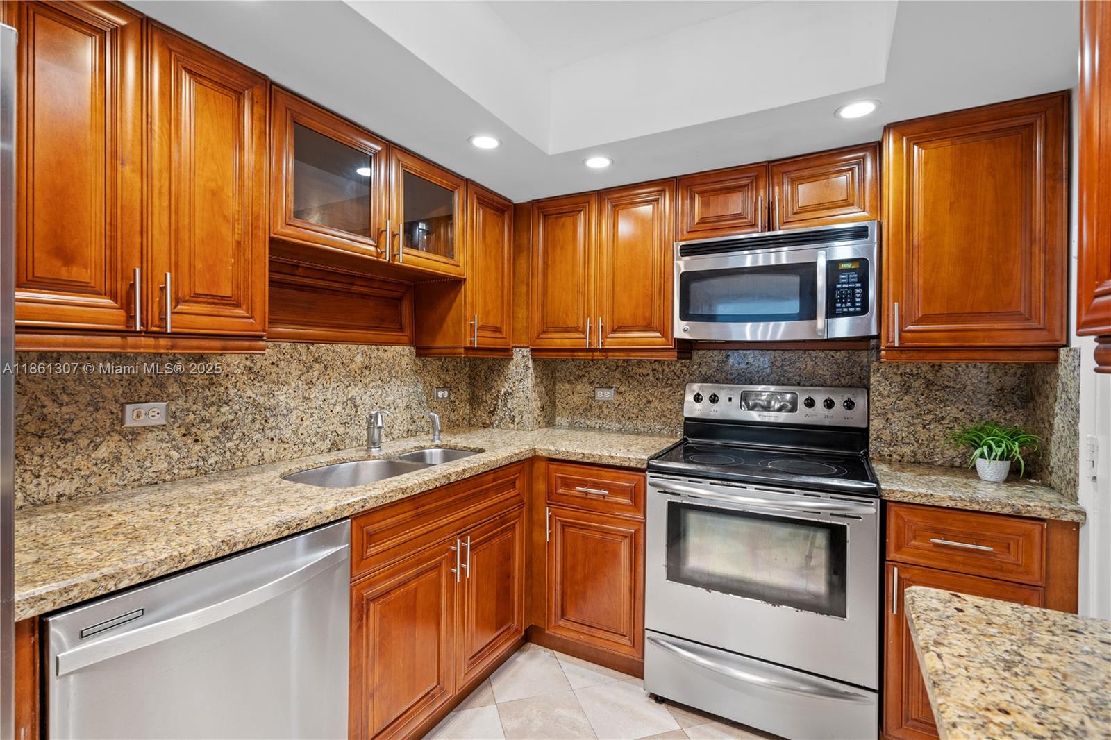 5005 Collins Ave # 615
