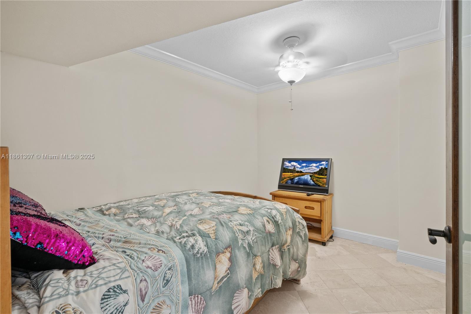 5005 Collins Ave # 615