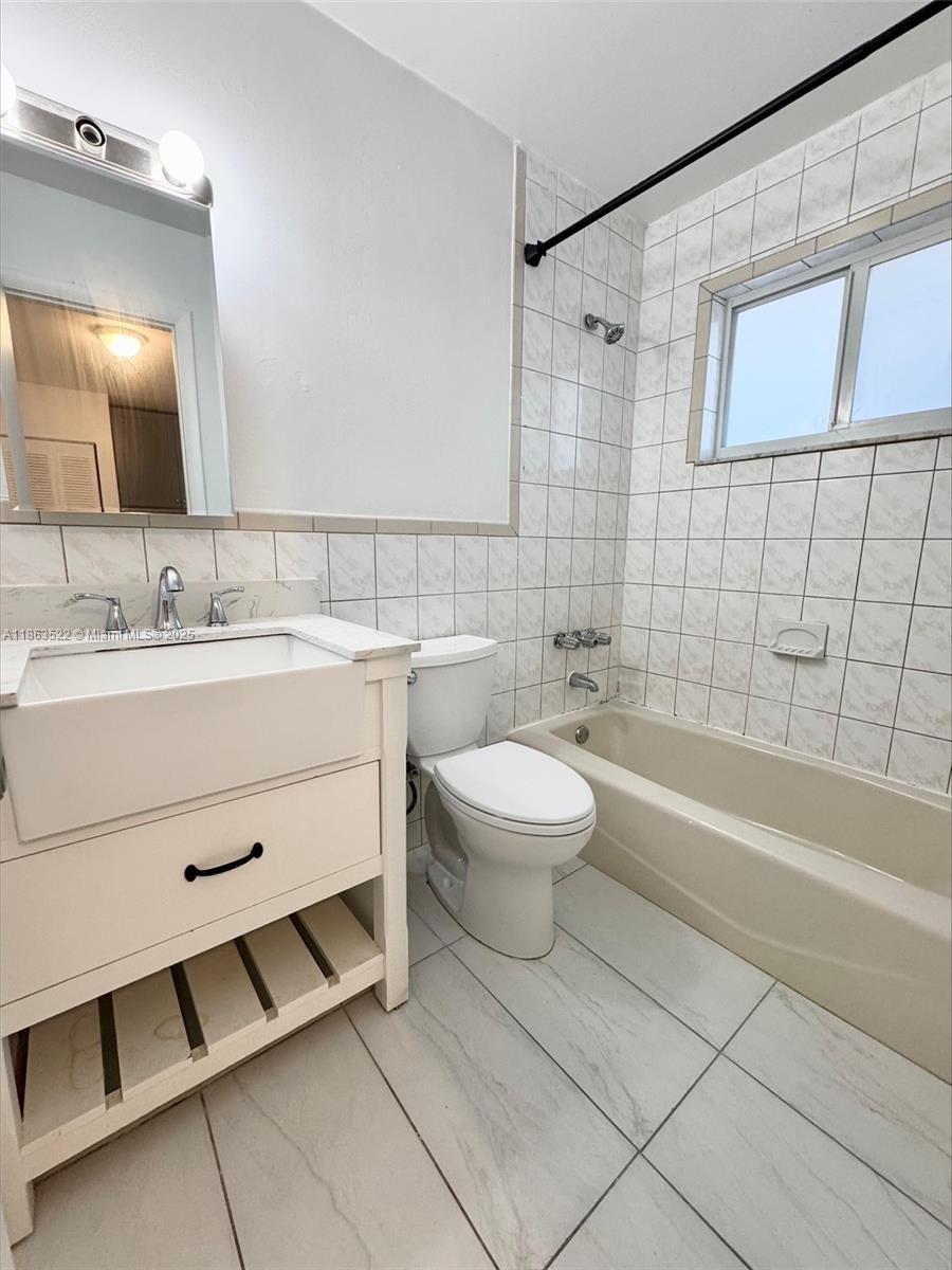 626 W 17th St Unit: EFF