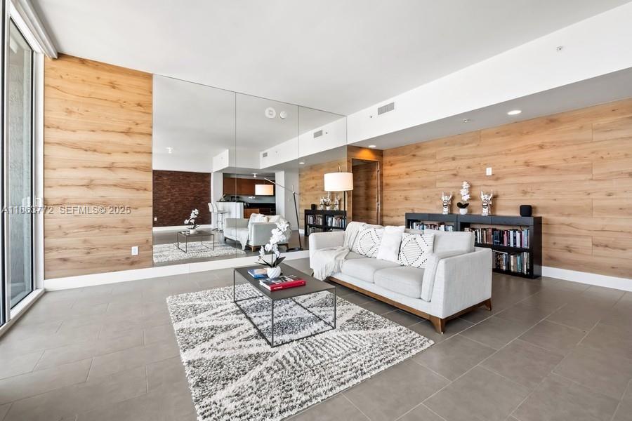 244 Biscayne Blvd # 4704