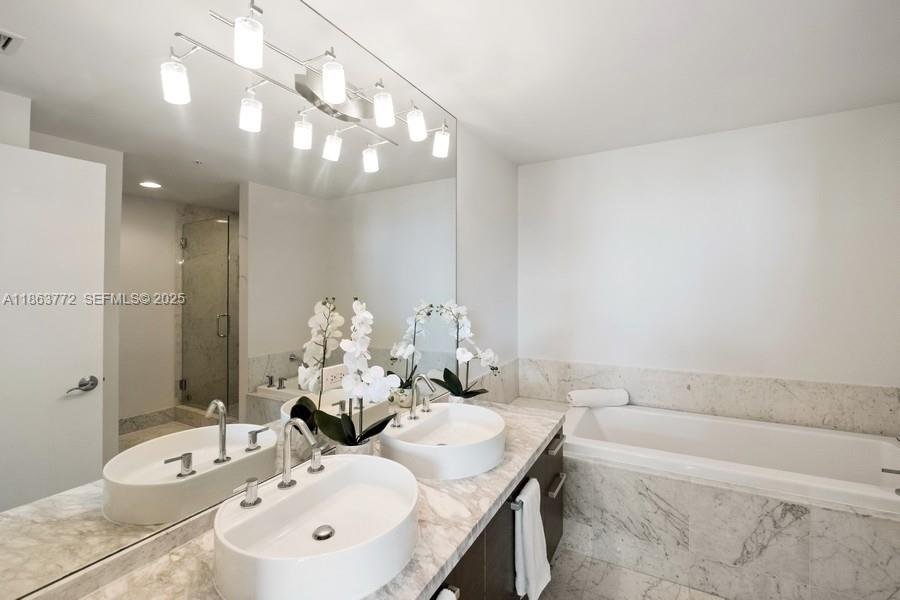 244 Biscayne Blvd # 4704