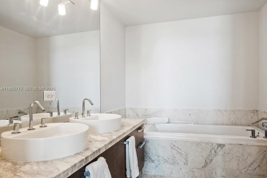 244 Biscayne Blvd # 4704