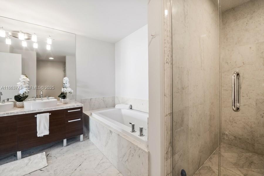 244 Biscayne Blvd # 4704