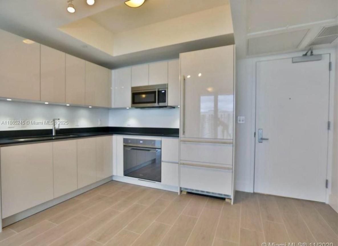 1010 Brickell Ave # 3307