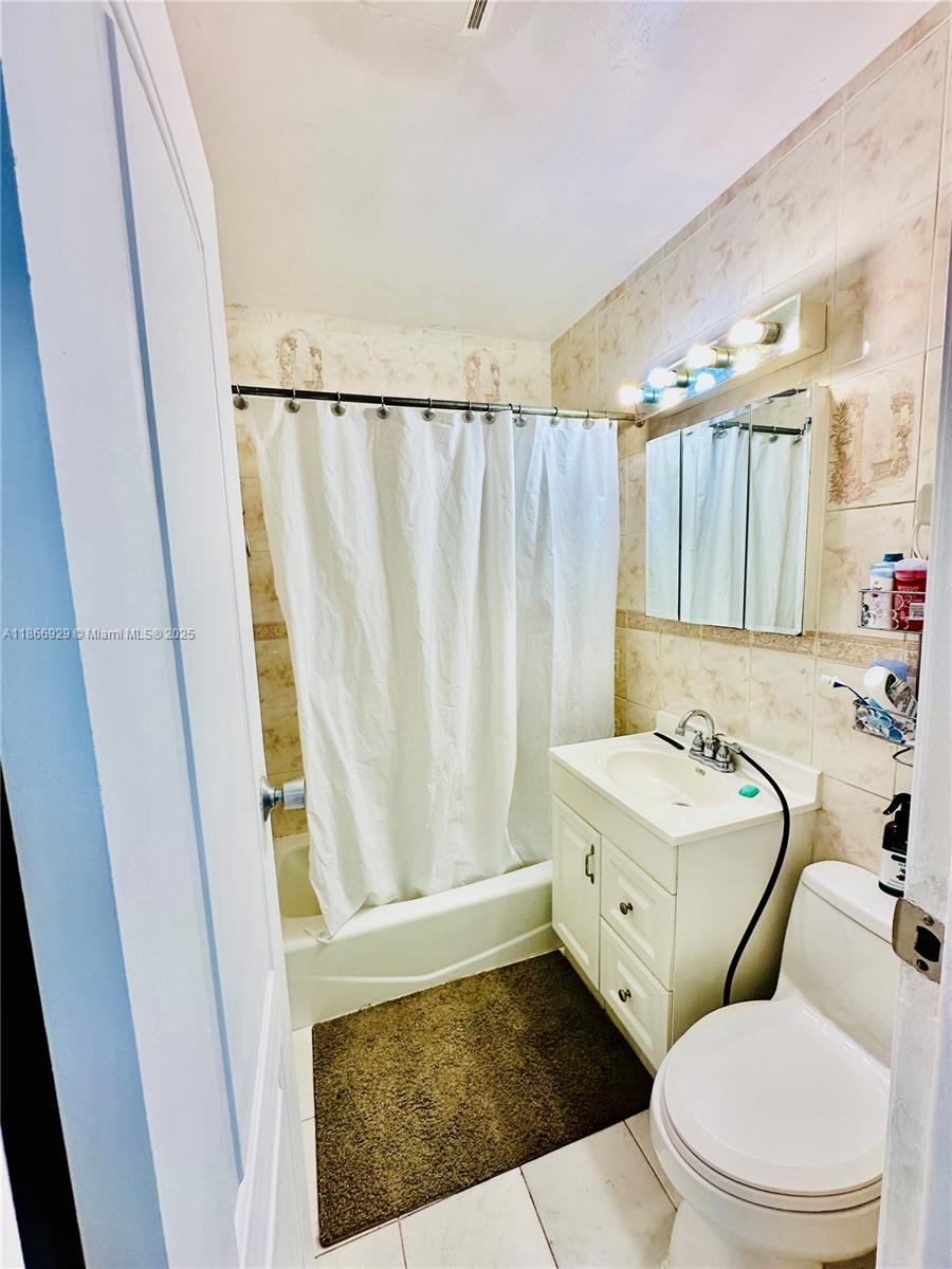 560 SW 71st Ct