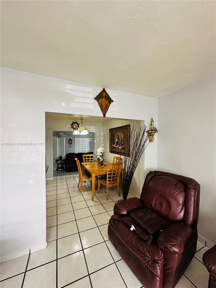 560 SW 71st Ct