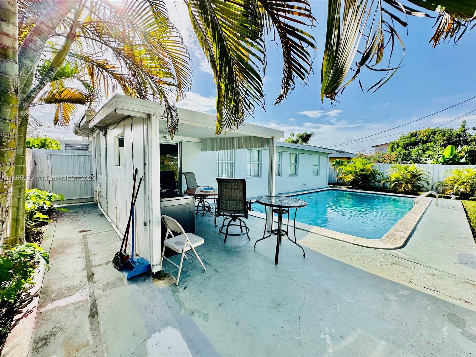 560 SW 71st Ct