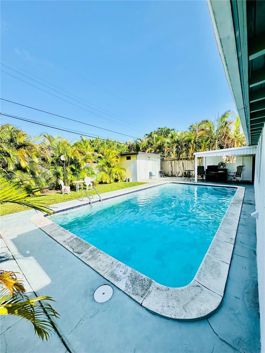 560 SW 71st Ct