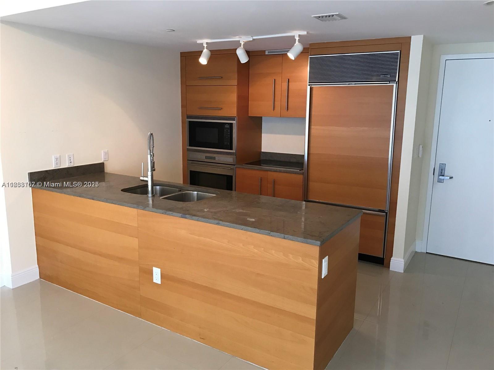 475 Brickell Ave # 2511